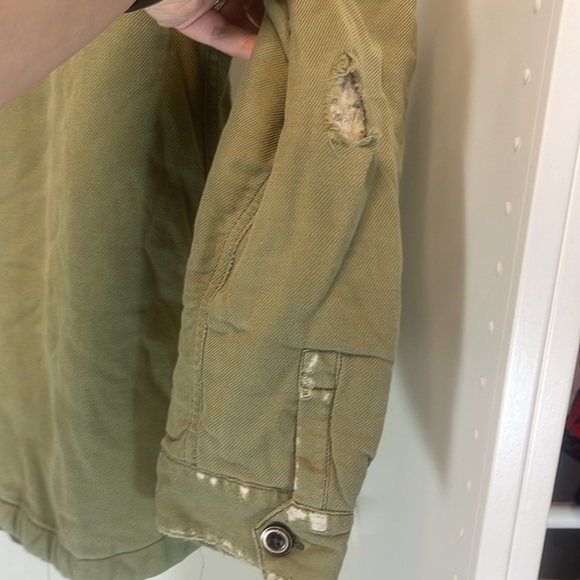 Levi’s Army Green Button Down Jacket Size Large with weathered Sleeves - Picture 3 of 7